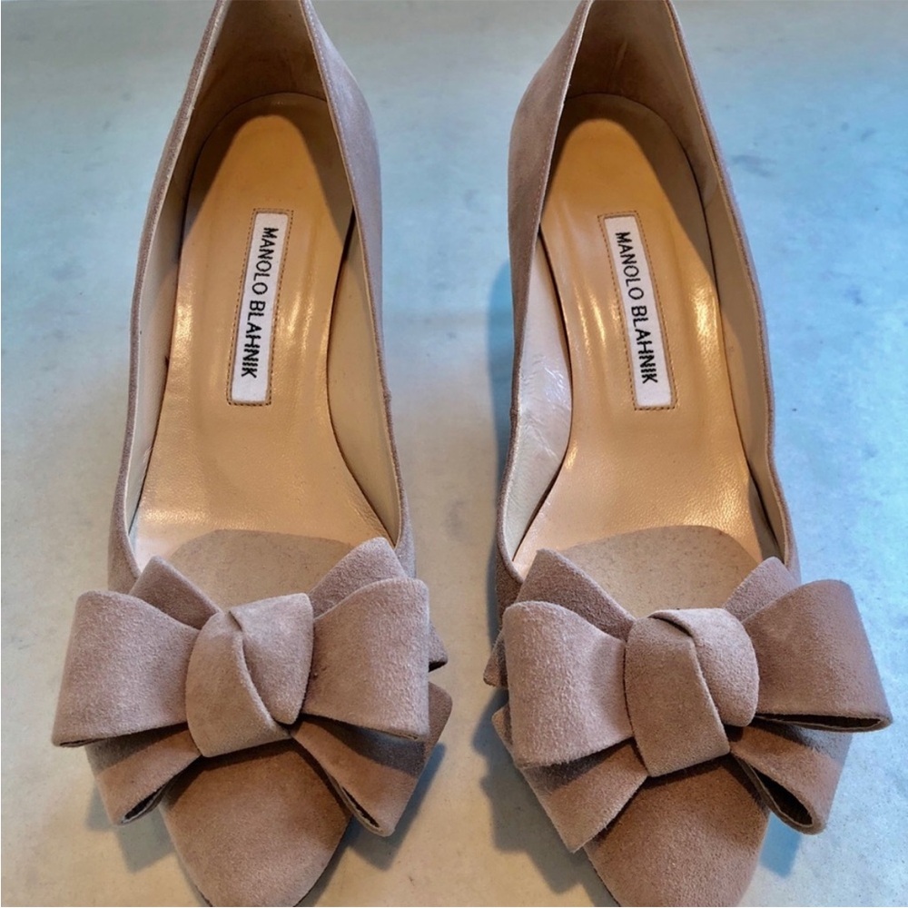 Like New MANOLO BLAHNIK Kitten Heel Pump with Suede Bow